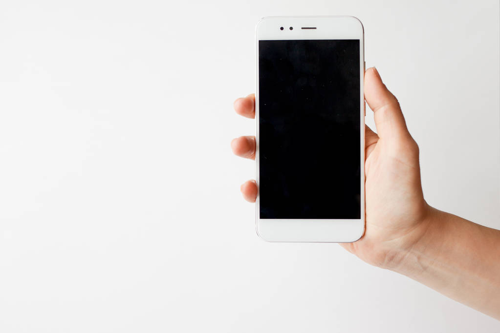 Smartphone à la main, écran vierge maquette sur fond blanc
 - Photo, image