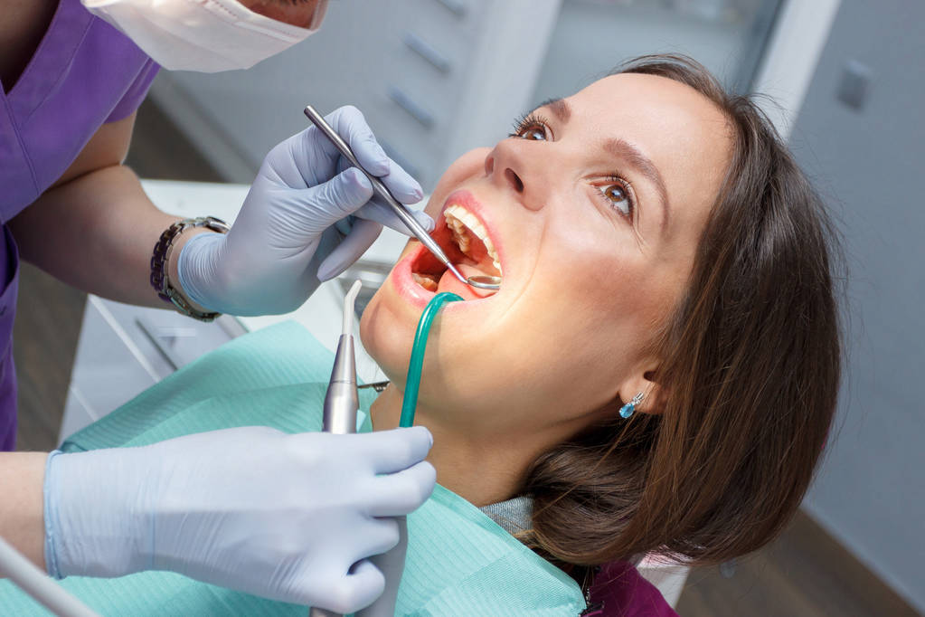 Onderzoek mondholte of behandelings tanden, bezoek tandarts Bureau, onscherpe achtergrond - Foto, afbeelding