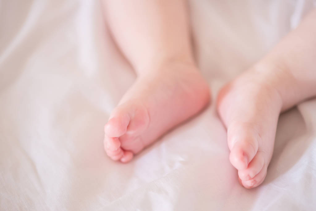 Pequeño pie de bebé recién nacido
 - Foto, imagen