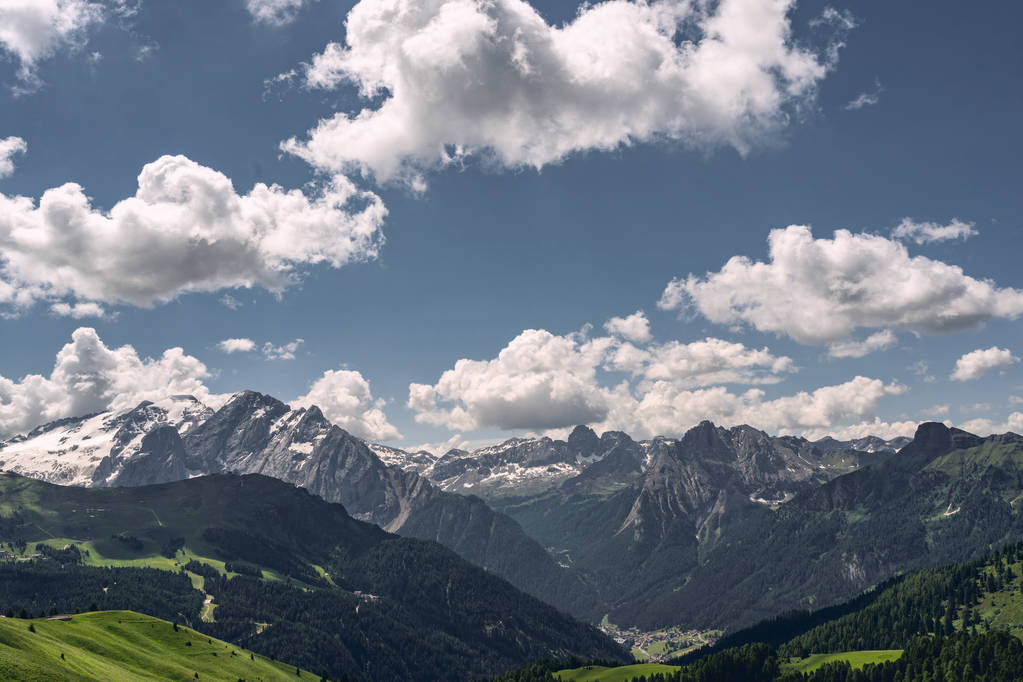 Landschap Alpen met berg onder blauwe hemel - Foto, afbeelding