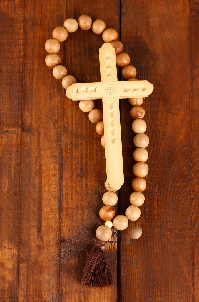 las cuentas De madera del rosario sobre el fondo de madera el primer plano
 - Foto, Imagen