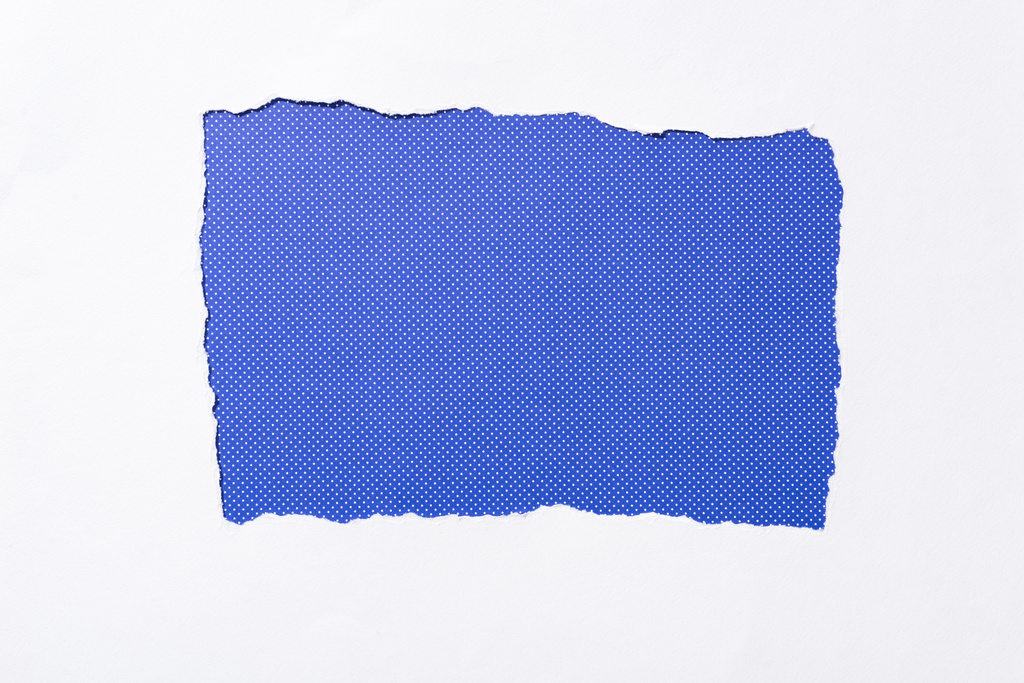 ηλεκτρικό μπλε διακεκομμένο πολύχρωμο φόντο σε λευκό σκισμένη τρύπα χαρτιού - Φωτογραφία, εικόνα