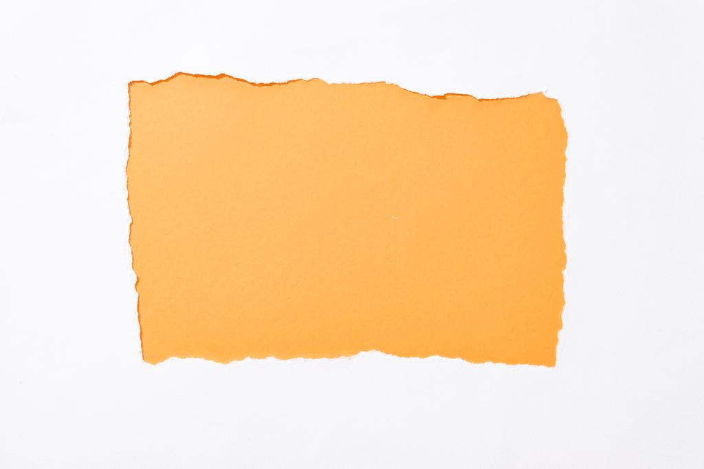 pomarańczowe kolorowe tło w białym rozdarty otwór - Zdjęcie, obraz