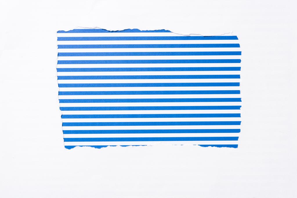 fond coloré rayé bleu dans un trou de papier déchiré blanc
 - Photo, image