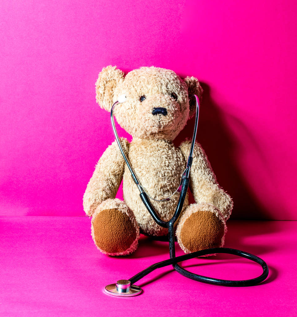 käsite tarkistaa lapsen sydämen nallekarhu stetoskoopilla
 - Valokuva, kuva