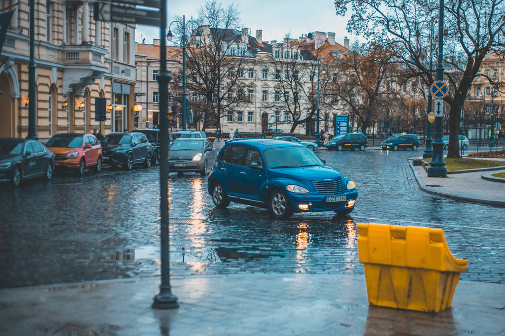 Vilnius, Litvanya - 18 Kasım 2018: Sonbahar sokakları, ıslak kaldırım - Fotoğraf, Görsel