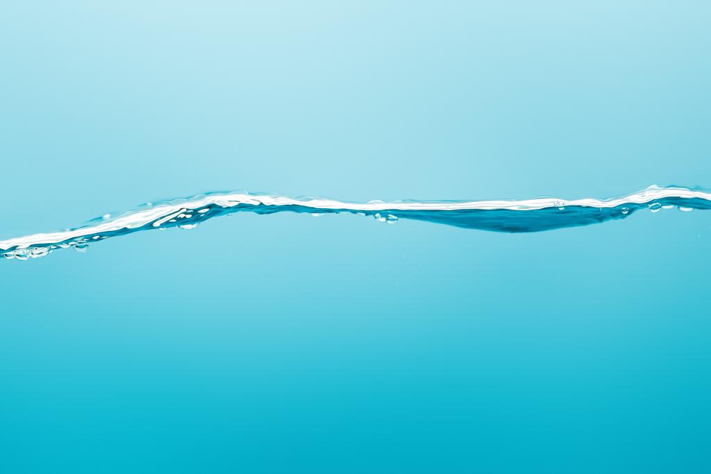 transparant zuiver water op blauwe achtergrond - Foto, afbeelding