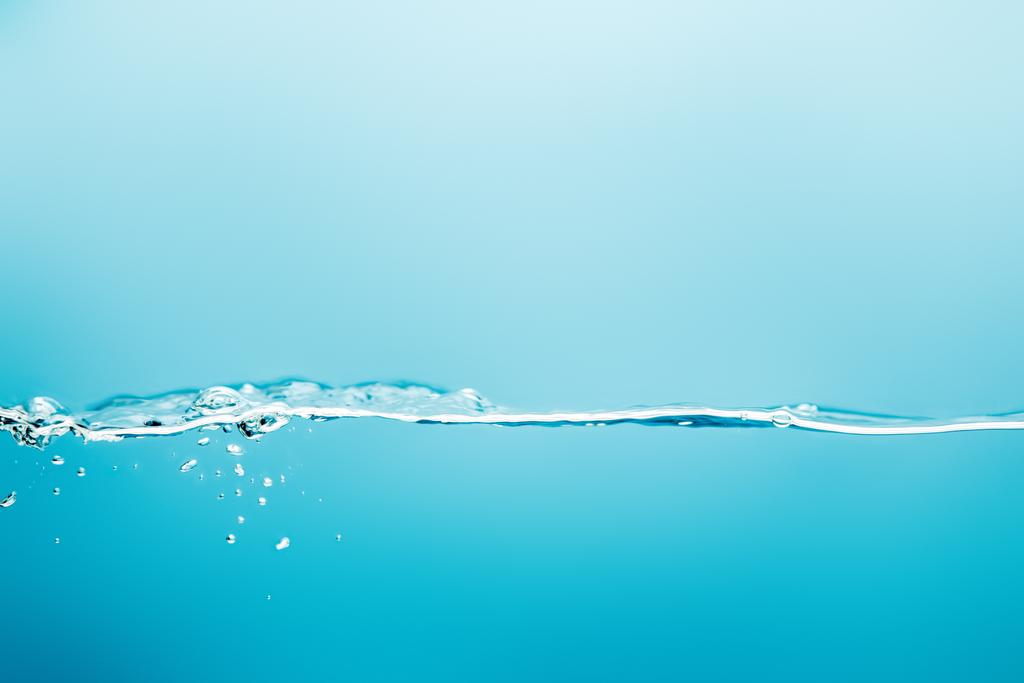 transparentes reines Wasser mit Tropfen auf blauem Hintergrund - Foto, Bild
