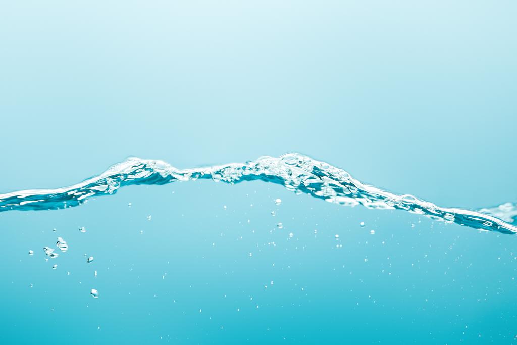 agua pura con salpicaduras y burbujas sobre fondo azul
 - Foto, imagen