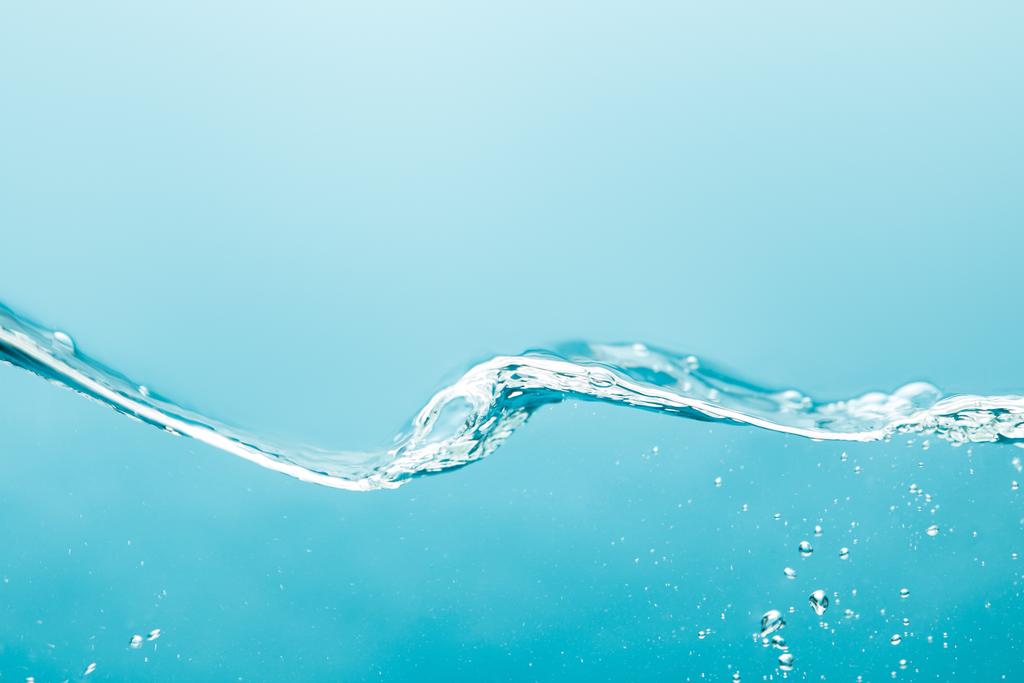 διαφανές καθαρό κύμα νερού με φυσαλίδες σε μπλε φόντο - Φωτογραφία, εικόνα