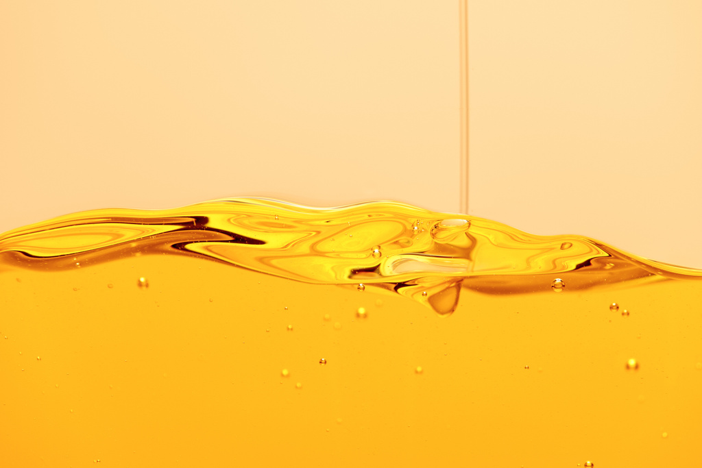 黄色に分離された気泡を持つ黄色の明るい液体流れ - 写真・画像