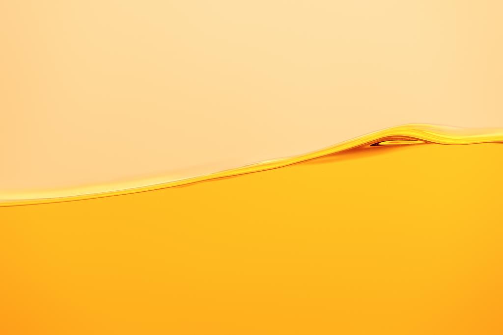 κίτρινο φωτεινό υγρό κύμα που απομονώνεται σε κίτρινο - Φωτογραφία, εικόνα