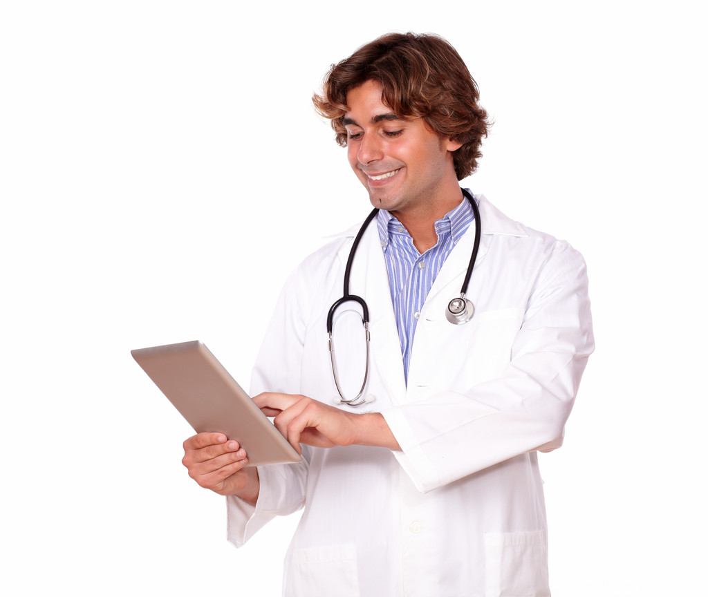 Медичний хлопець посміхається під час роботи на планшетному ПК
 - Фото, зображення