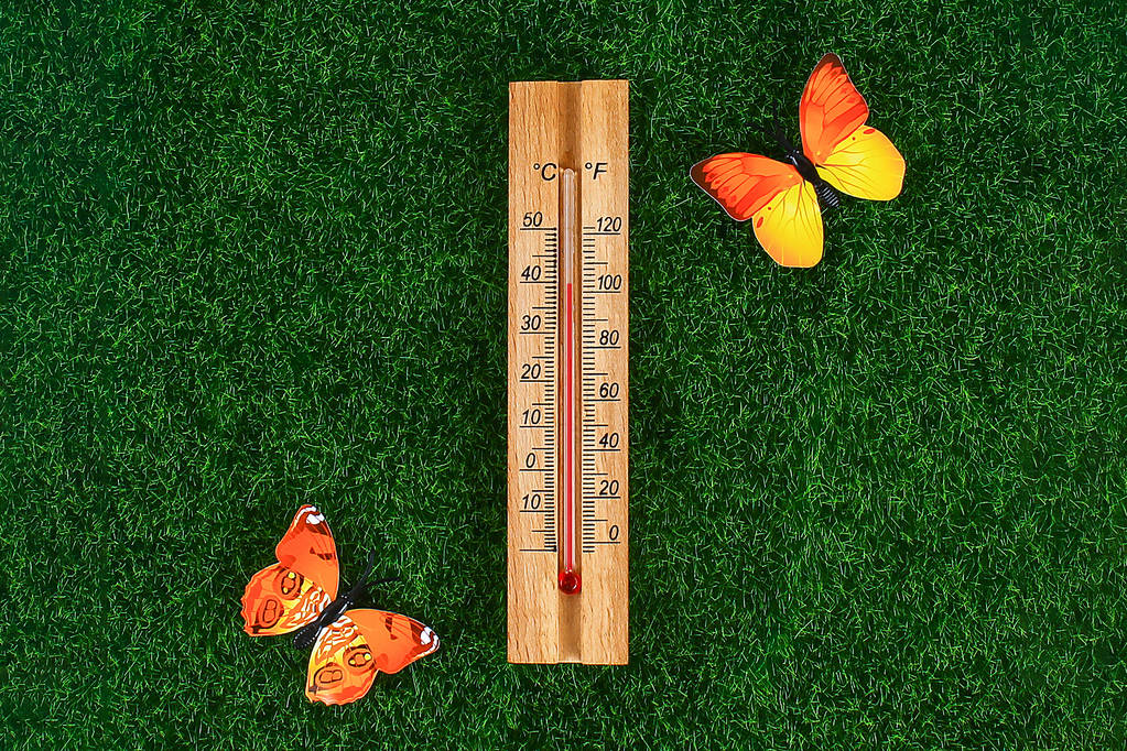 Термометр с высокой температурой 40 градусов в солнечный летний день
. - Фото, изображение