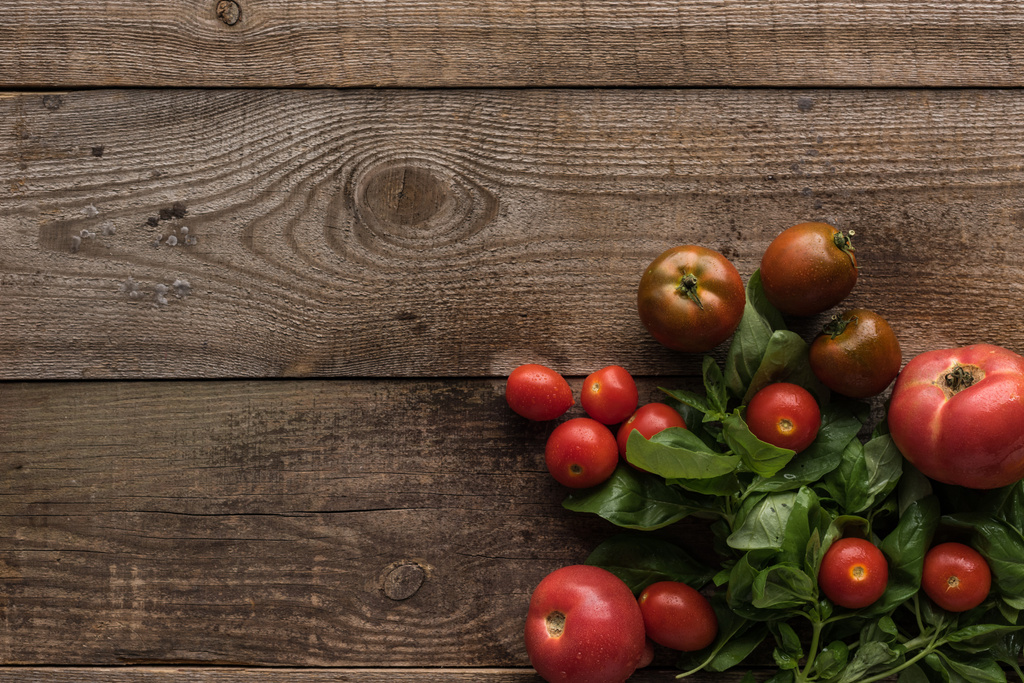 ahşap masada ıspanak ile domates üst görünümü  - Fotoğraf, Görsel