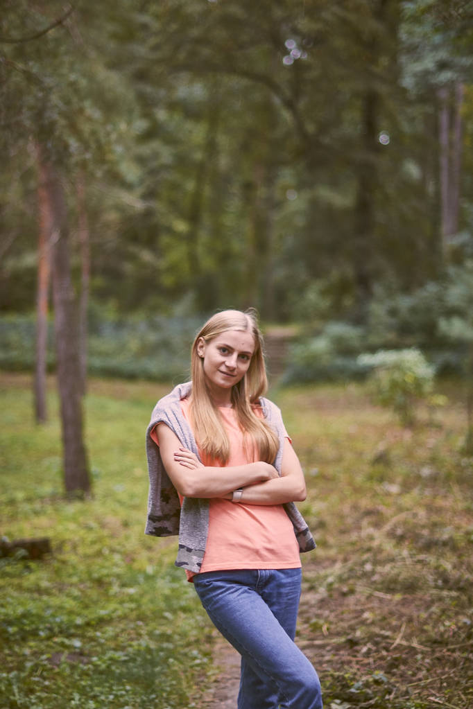 Νεαρή γυναίκα στο πάρκο ή το δάσος - Φωτογραφία, εικόνα