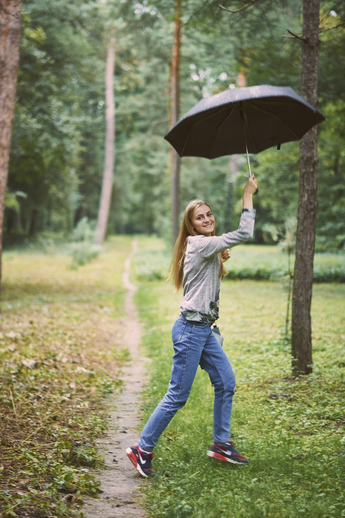 junge Frau mit Regenschirm im Wald - Foto, Bild
