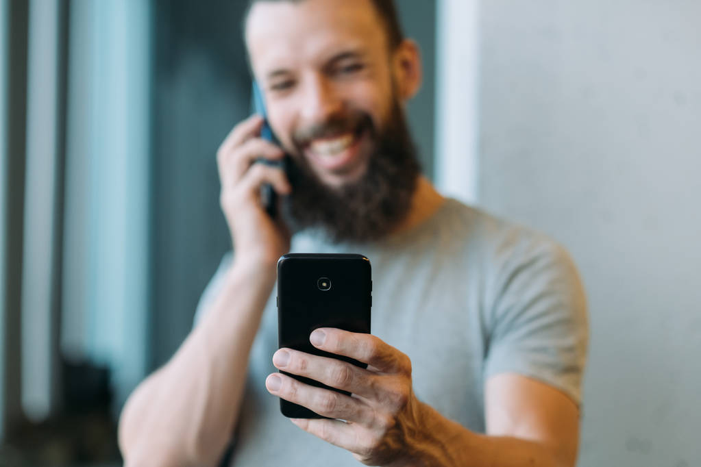 üzleti kommunikáció szakállas fickó okostelefon - Fotó, kép