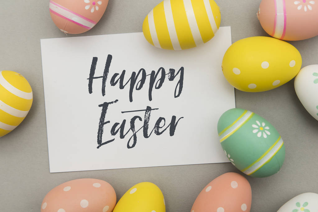 Huevos coloridos de Pascua con un mensaje escrito a mano de Pascua
 - Foto, imagen