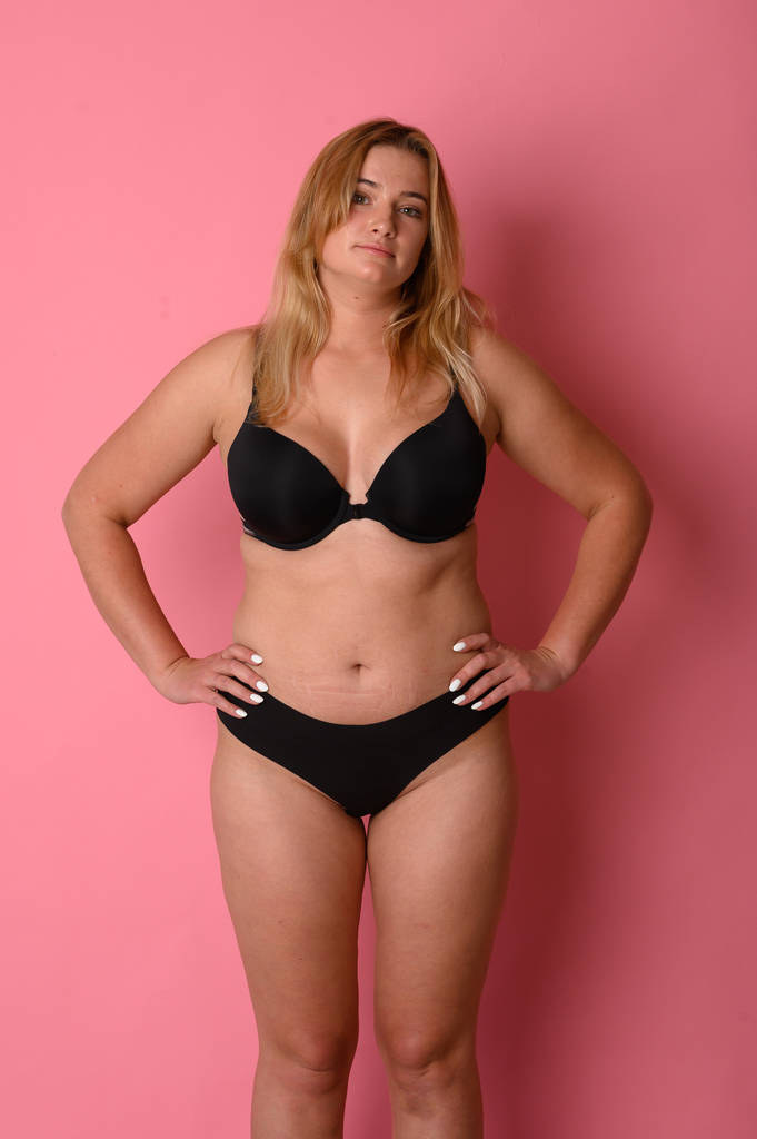 Hermosa chica gorda en lencería negra sobre fondo rosa
 - Foto, Imagen