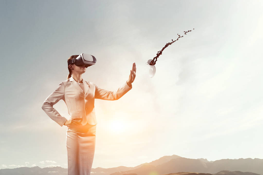 Junge Frau in virtueller Realität - Foto, Bild