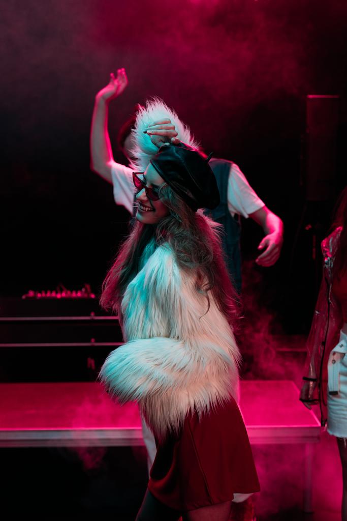 Mann und Mädchen tanzen in Nachtclub mit neonrosa Rauch - Foto, Bild