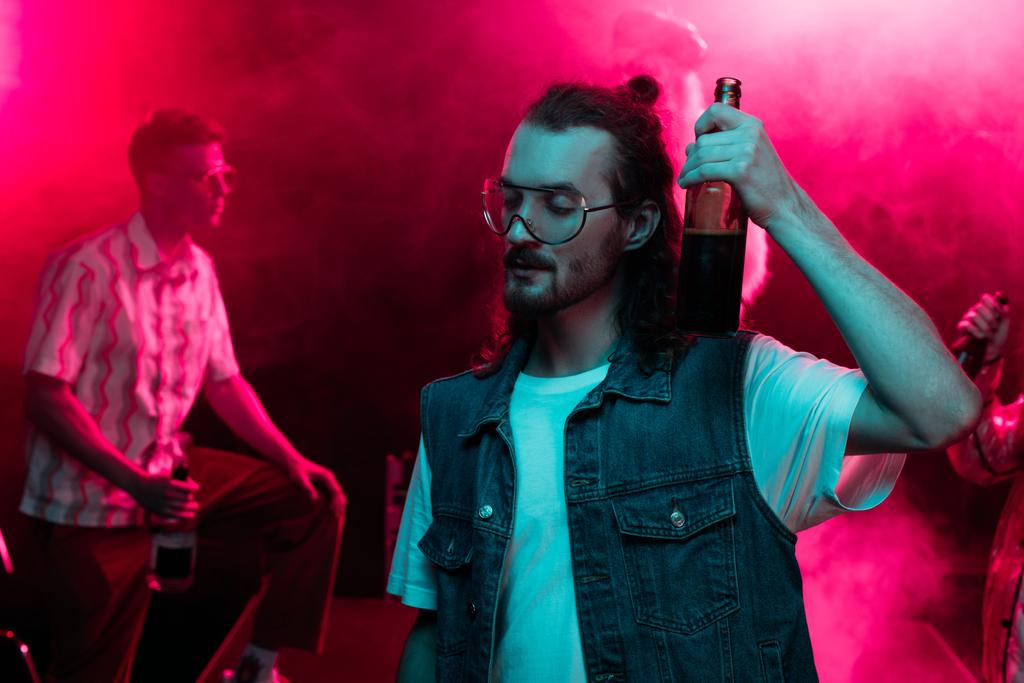 mężczyzna trzymanie piwa w nocnym klubie i taniec podczas rave - Zdjęcie, obraz