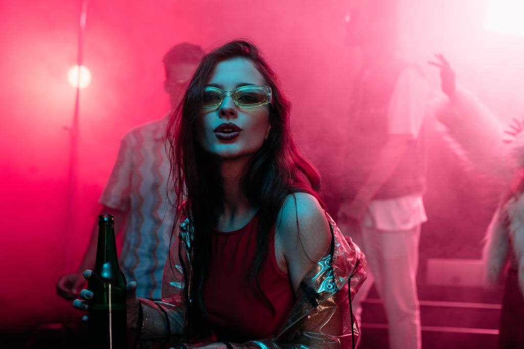 красивая девушка держит пиво в ночном клубе и танцует во время рейва
 - Фото, изображение