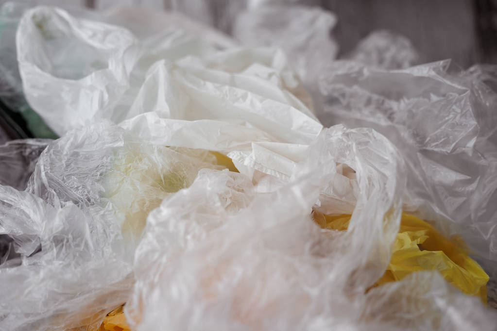 bolsas de plástico desechables, el concepto de combatir el uso de pla
 - Foto, imagen