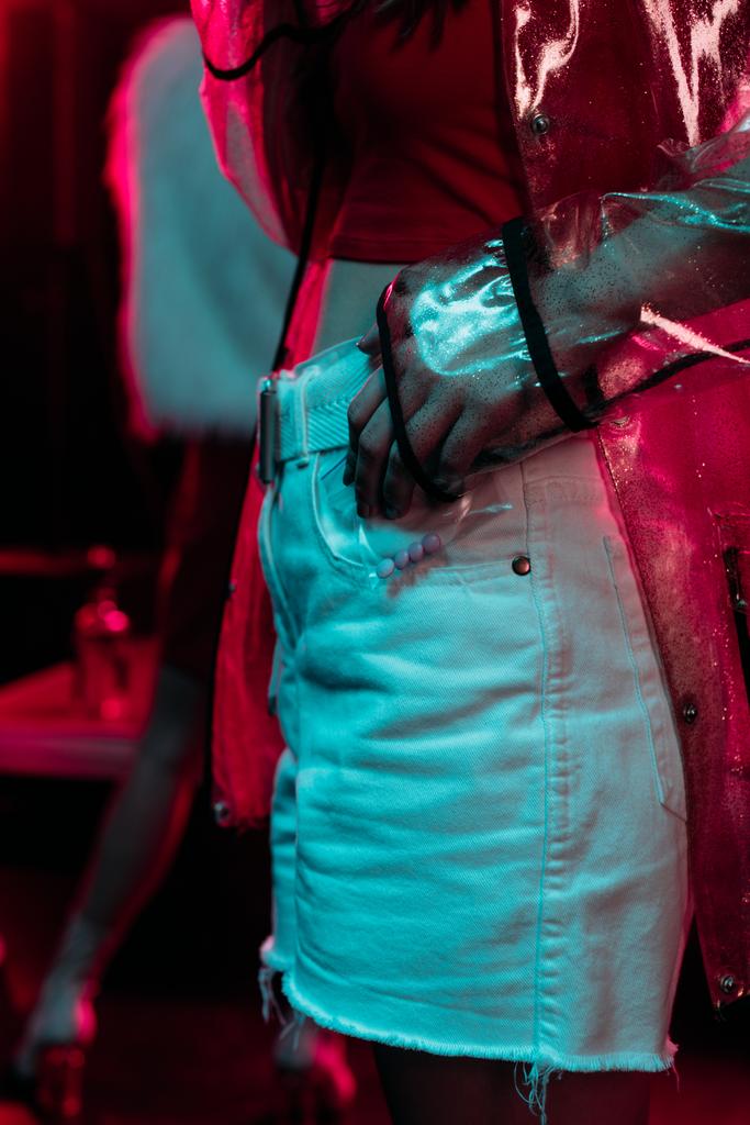 обрезанный вид девушки, держащей пластиковый пакет молнии с наркотиками в ночном клубе
 - Фото, изображение