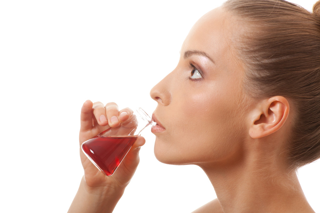 Nainen juo punaista nestettä
 - Valokuva, kuva