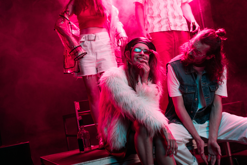 boldog ember és fiatal nő ül együtt a rave Party in nightclub - Fotó, kép