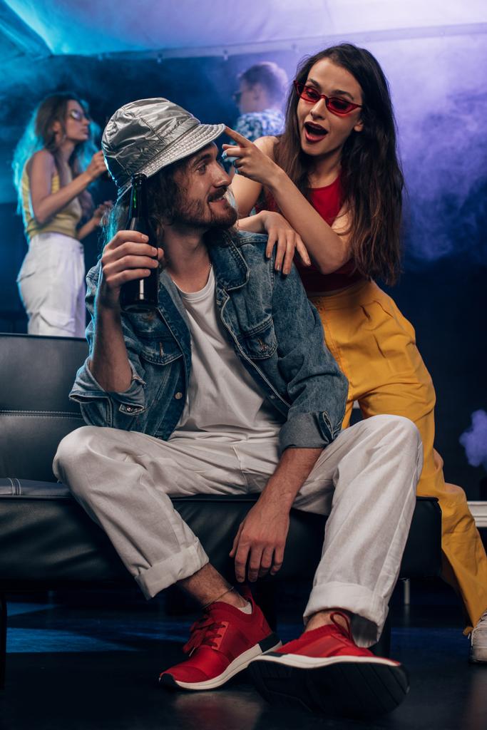 Mann mit Alkohol und Mädchen auf Couch in Nachtclub - Foto, Bild