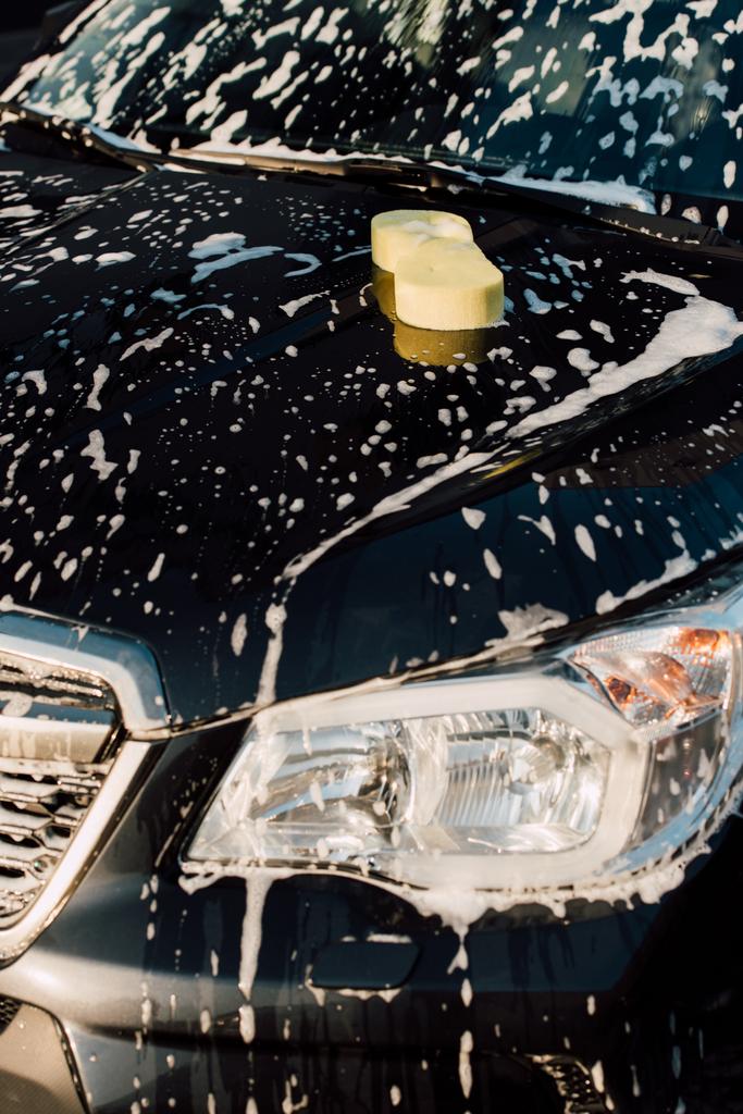 köpük ıslak ve lüks siyah araba sarı sünger  - Fotoğraf, Görsel