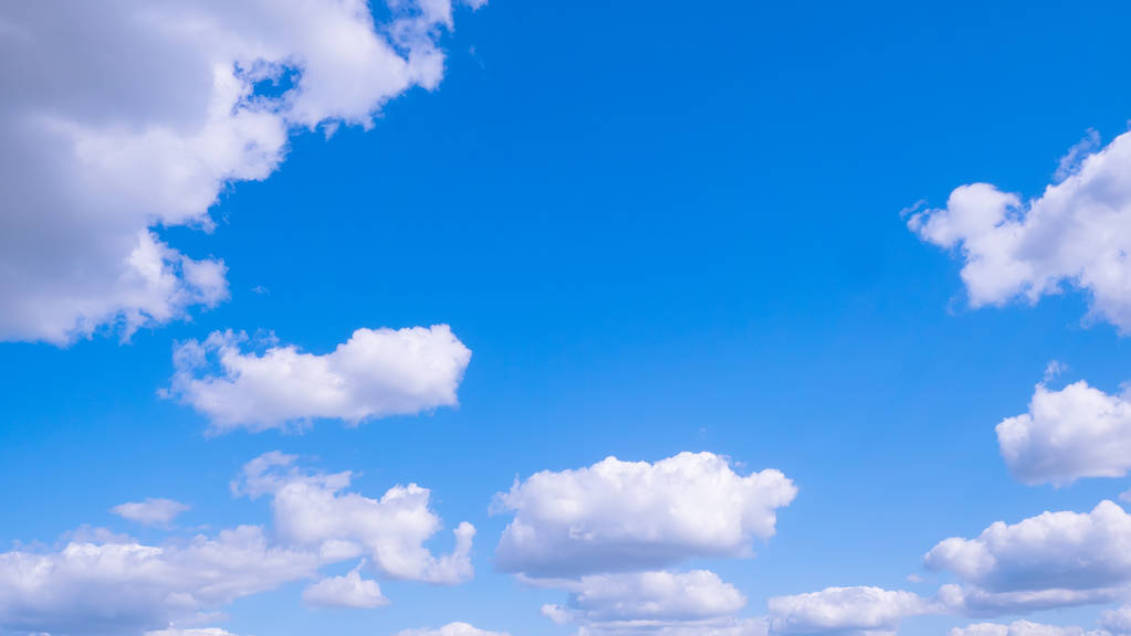 Ciel bleu avec nuages en été journée ensoleillée
 - Photo, image