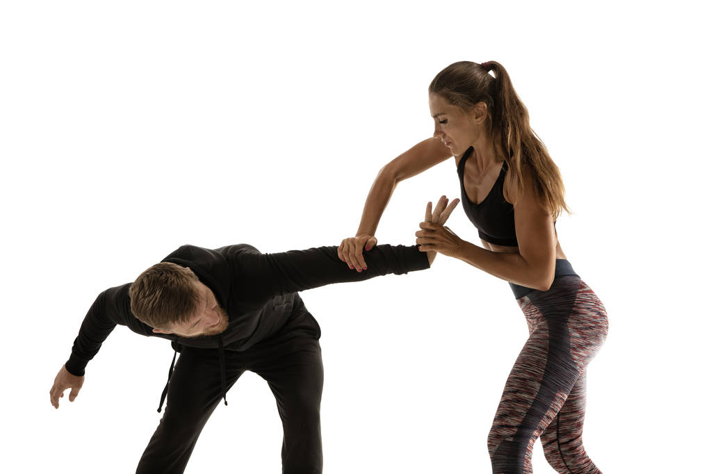 Mann und Frau kämpfen im Studio, Selbstverteidigungskonzept für Frauen - Foto, Bild