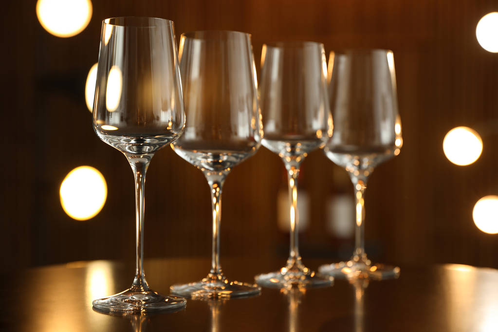 Άδεια ποτήρια κρασιού στο τραπέζι με θολή φόντο - Φωτογραφία, εικόνα
