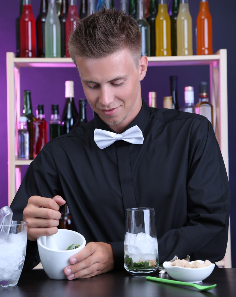 πορτρέτο του όμορφος μπάρμαν προετοιμασία κοκτέιλ στο μπαρ - Φωτογραφία, εικόνα