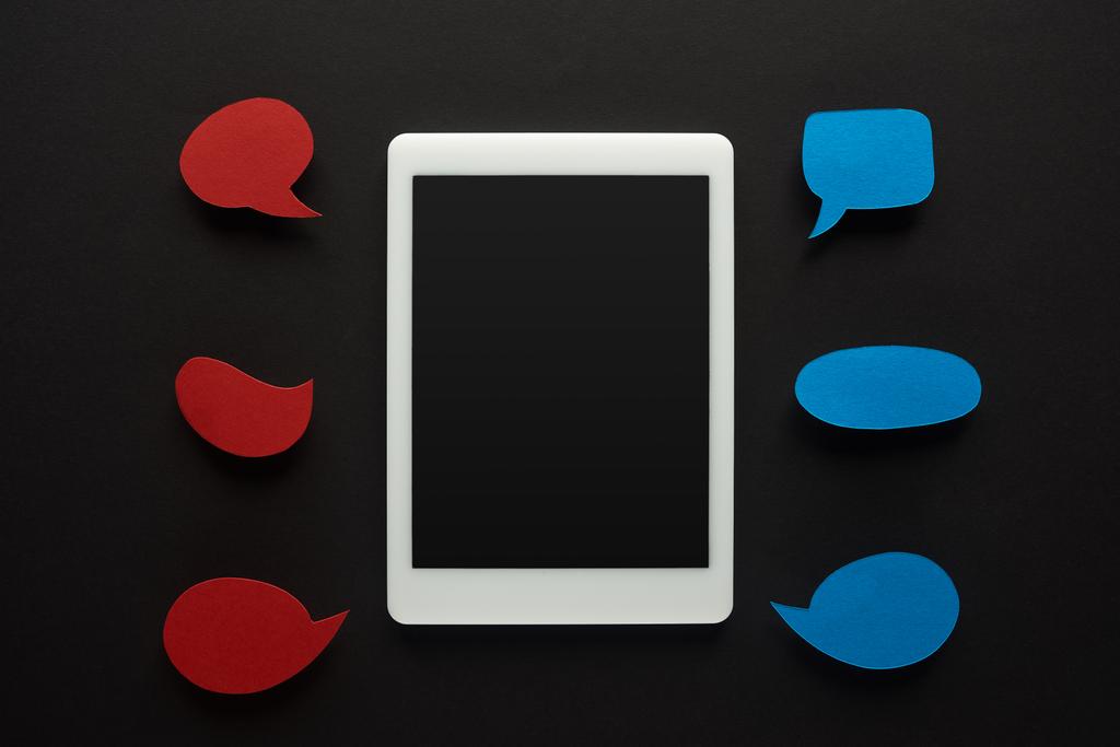 boş kırmızı konuşma kabarcıkları, siber zorbalık kavramı ile siyah arka plan üzerinde dijital tablet üst görünümü - Fotoğraf, Görsel