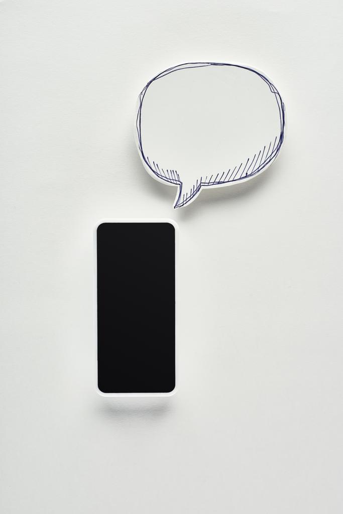 ylhäältä näkymä älypuhelin tyhjä näyttö valkoisella taustalla lähellä tyhjää puhetta kupla, verkkokiusaaminen käsite
 - Valokuva, kuva