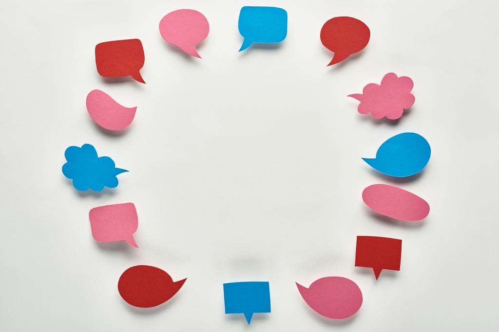 armação redonda de bolhas de fala coloridas vazias no fundo branco, conceito de cyberbullying
 - Foto, Imagem