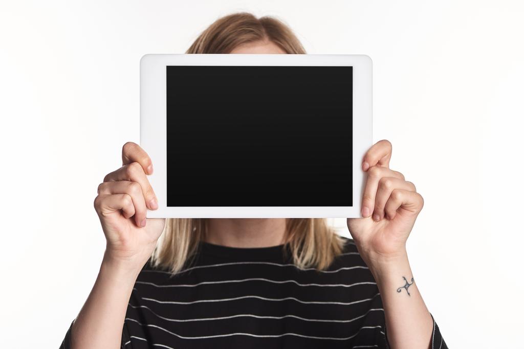 vítima de cyberbullying mostrando tablet digital com tela em branco isolado em branco
 - Foto, Imagem
