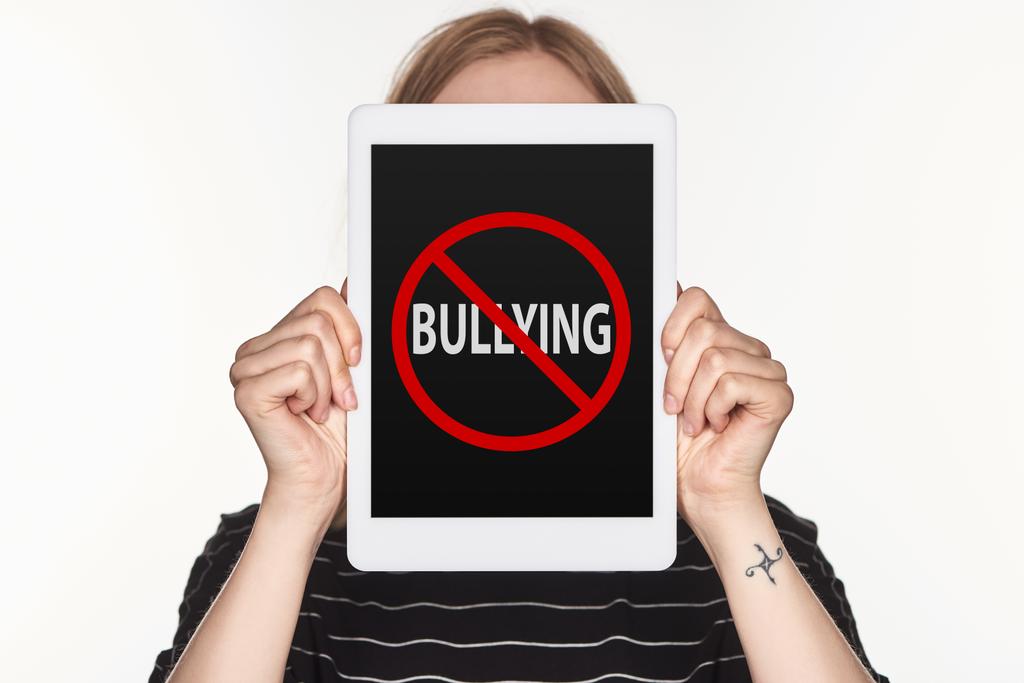 vítima de cyberbullying mostrando tablet digital com stop bullying cantar na tela isolada em branco
 - Foto, Imagem