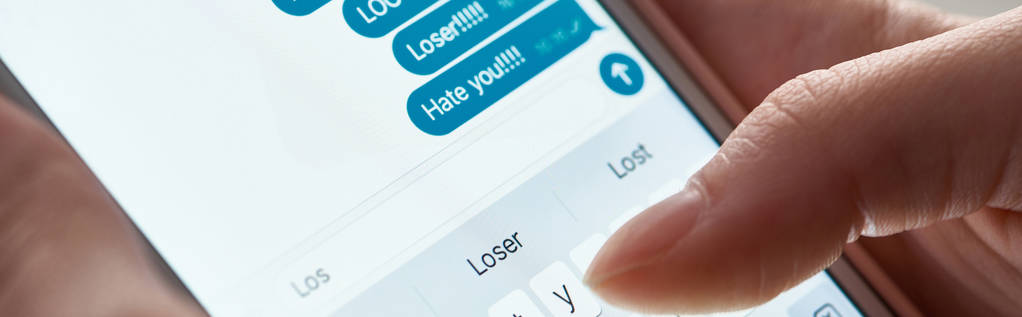 панорамный снимок оскорбителя, отправляющего оскорбительные сообщения при использовании смартфона, иллюстративная редакция
 - Фото, изображение