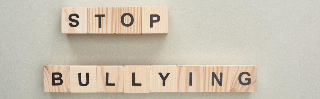 plano panorámico de bloques de madera con letras de stop bullying sobre fondo gris
 - Foto, Imagen