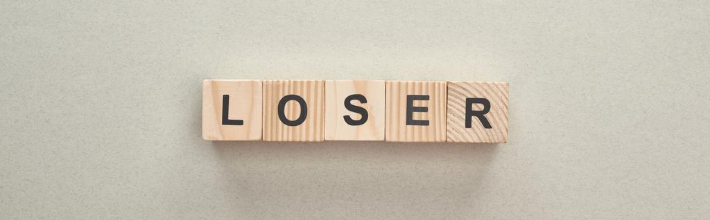 panoramatický záběr dřevěných bloků s poraženým slovem na šedém pozadí, šikaní koncept - Fotografie, Obrázek