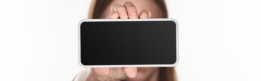 panoramische foto van het slachtoffer van cyberpesten tonen smartphone met blanco scherm geïsoleerd op wit - Foto, afbeelding