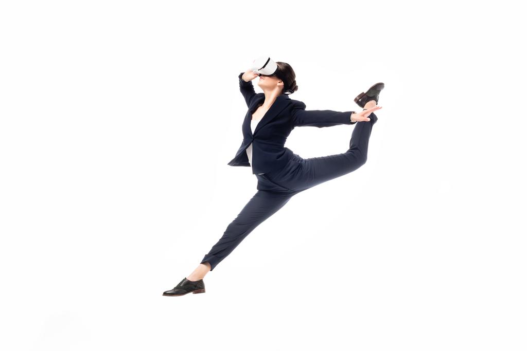 beyaz izole sanal gerçeklik kulaklık kullanırken genç iş kadını dans - Fotoğraf, Görsel