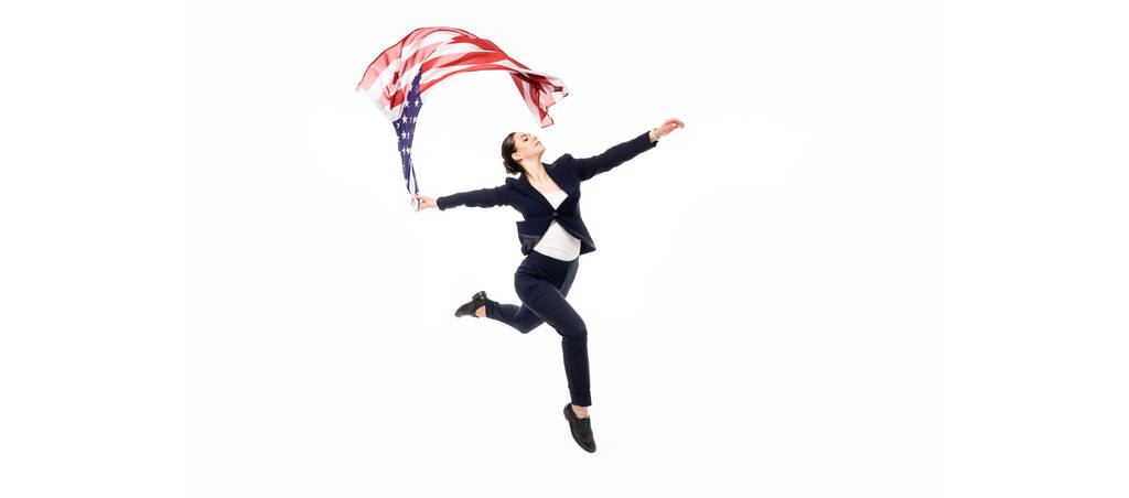 plano panorámico de la mujer de negocios bailando con la bandera nacional de EE.UU. aislado en blanco
 - Foto, Imagen