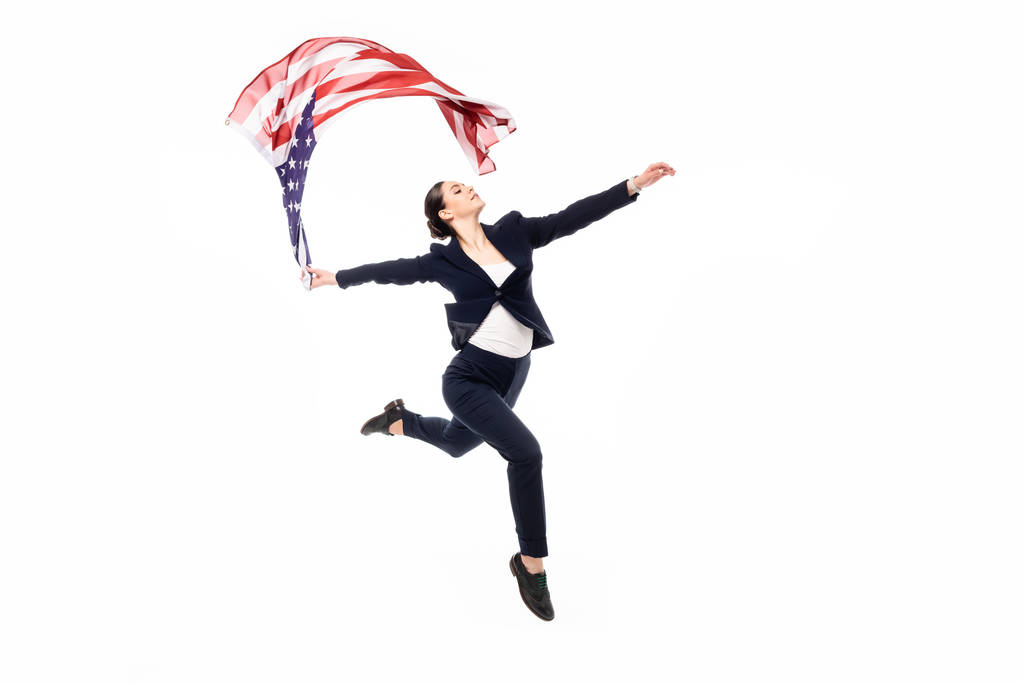 sierlijke zakenvrouw in formele slijtage dansen met Verenigde Staten van Amerika nationale vlag geïsoleerd op wit - Foto, afbeelding